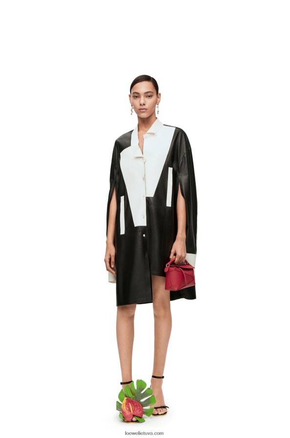 Loewe moterys asimetrinė marškininė suknelė iš nappa ėriuko odos juoda balta BZ26XN1078