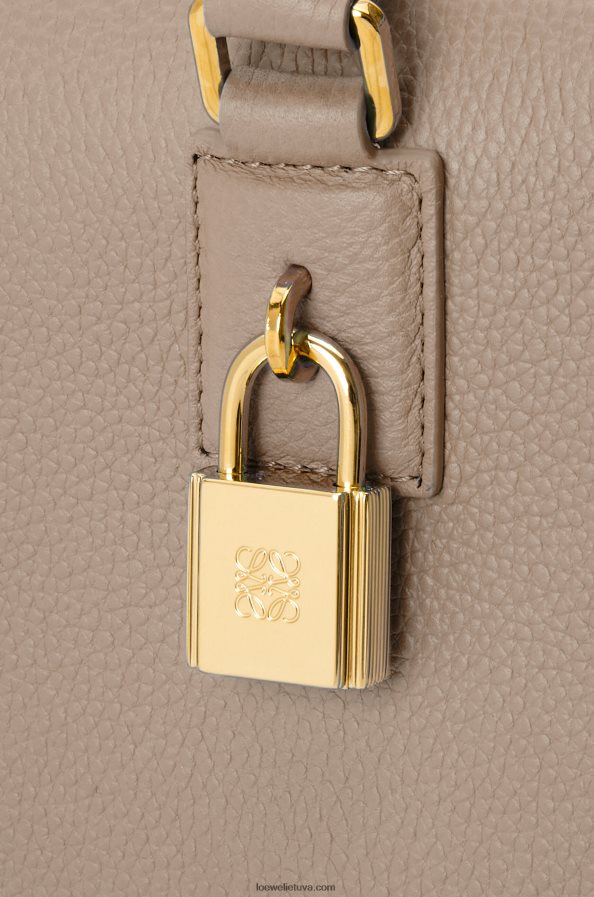 Loewe moterys amazona 28 maišelis iš minkštos grūdėtos veršienos smėlis BZ26XN153