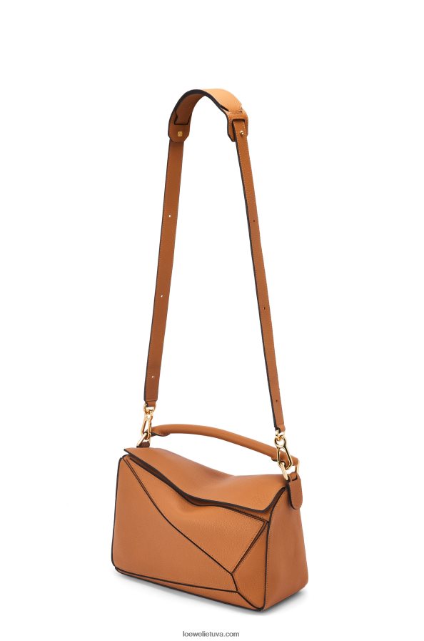 Loewe moterys dėlionės maišelis iš minkštos grūdėtos veršienos lengva karamelė BZ26XN369