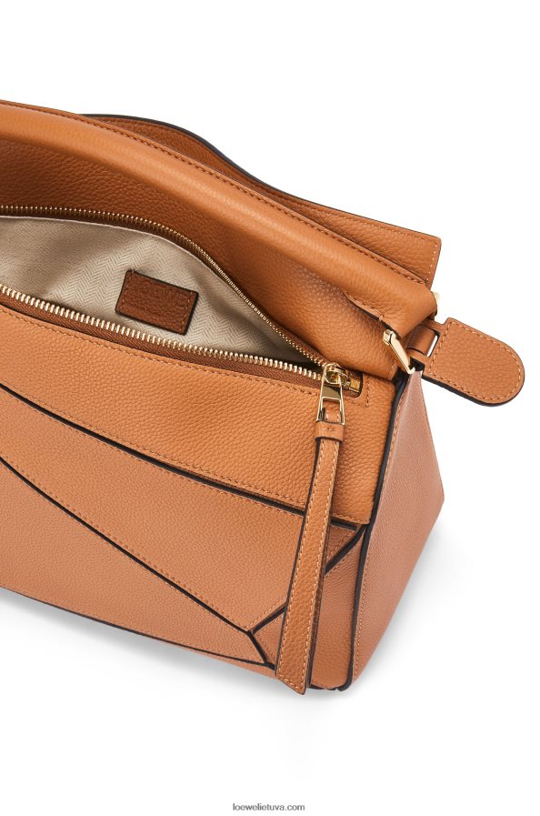 Loewe moterys dėlionės maišelis iš minkštos grūdėtos veršienos lengva karamelė BZ26XN369
