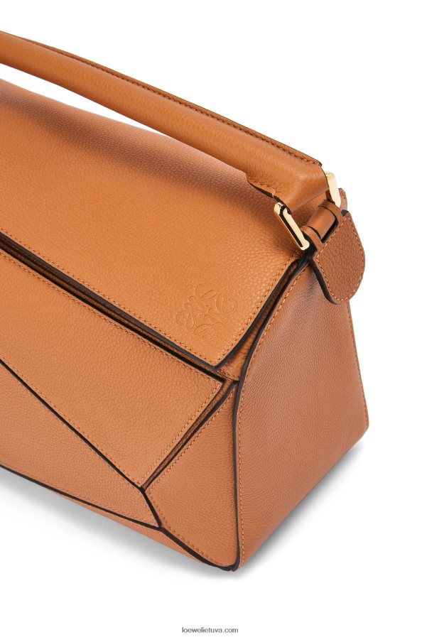 Loewe moterys dėlionės maišelis iš minkštos grūdėtos veršienos lengva karamelė BZ26XN369