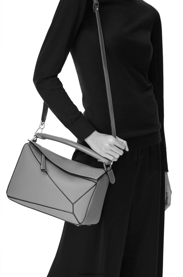 Loewe moterys dėlionės maišelis iš minkštos grūdėtos veršienos smėlis BZ26XN409