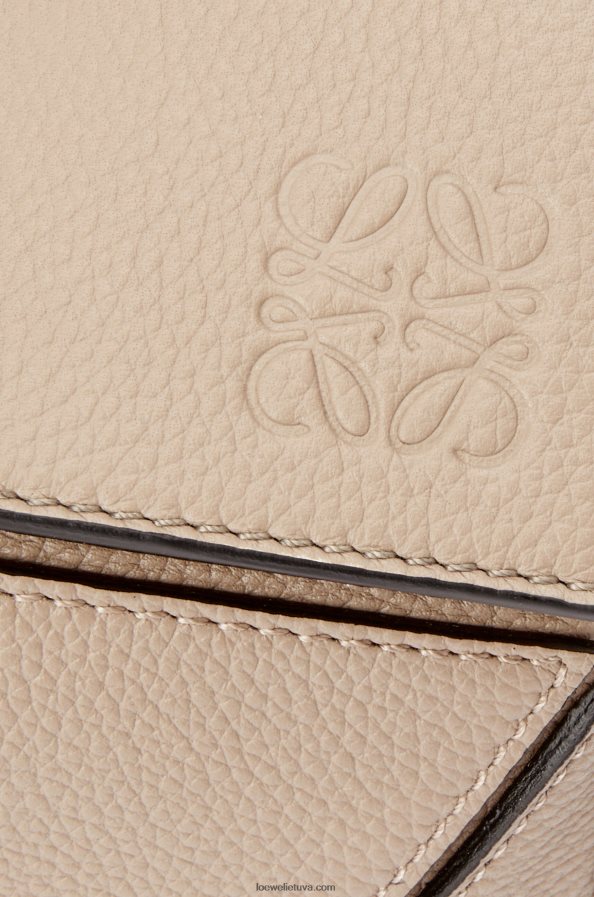 Loewe moterys dėlionės maišelis iš minkštos grūdėtos veršienos smėlis BZ26XN409