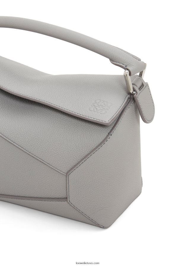 Loewe moterys mažas dėlionės kraštų maišelis iš minkštos grūdėtos veršienos perlų pilka BZ26XN366