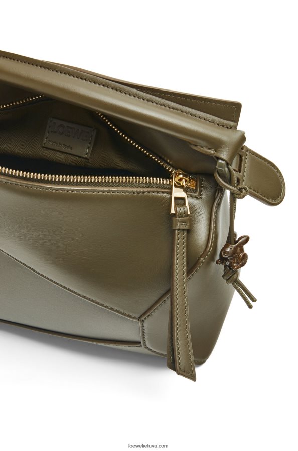 Loewe moterys mažas dėlionės kraštų maišelis iš satino veršio odos arbatos dulkių glajus BZ26XN536
