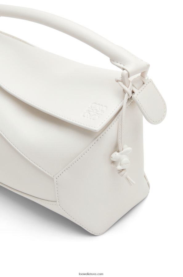 Loewe moterys mažas dėlionės kraštų maišelis iš satino veršio odos balta glazūra BZ26XN435