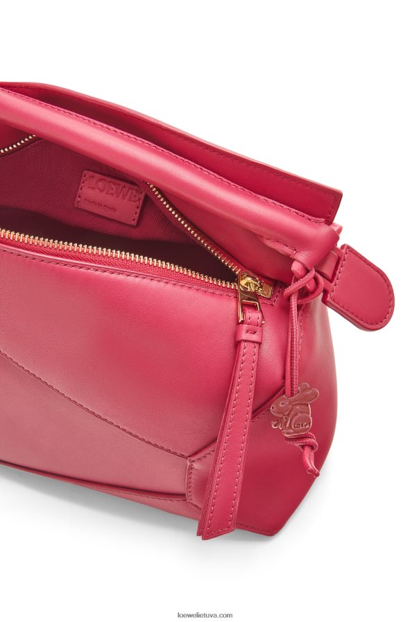 Loewe moterys mažas dėlionės kraštų maišelis iš satino veršio odos rubino raudonumo glazūra BZ26XN436