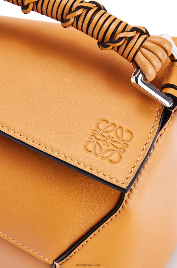 Loewe moterys mažas galvosūkių maišelis iš Nappa veršiuko odos šilta dykuma BZ26XN517