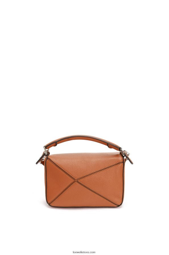 Loewe moterys mini galvosūkių maišelis iš klasikinės blauzdos odos įdegis BZ26XN214