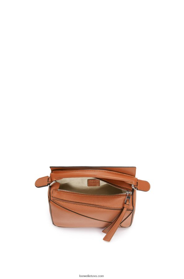 Loewe moterys mini galvosūkių maišelis iš klasikinės blauzdos odos įdegis BZ26XN214