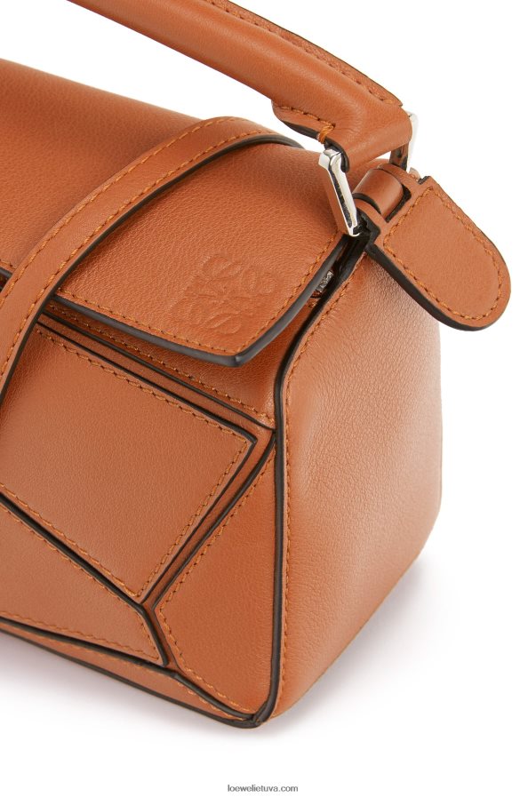 Loewe moterys mini galvosūkių maišelis iš klasikinės blauzdos odos įdegis BZ26XN214