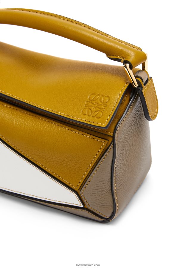 Loewe moterys mini galvosūkių maišelis iš klasikinės blauzdos odos ochra/švelni balta BZ26XN277