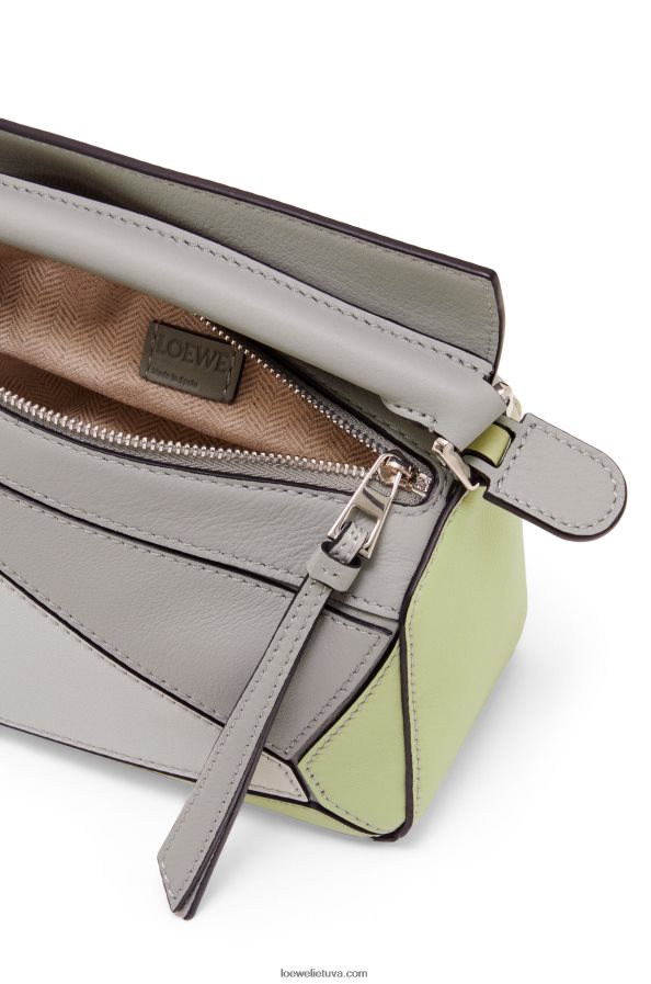 Loewe moterys mini galvosūkių maišelis iš klasikinės blauzdos odos pelenų pilka/šviesiai celadonas BZ26XN257