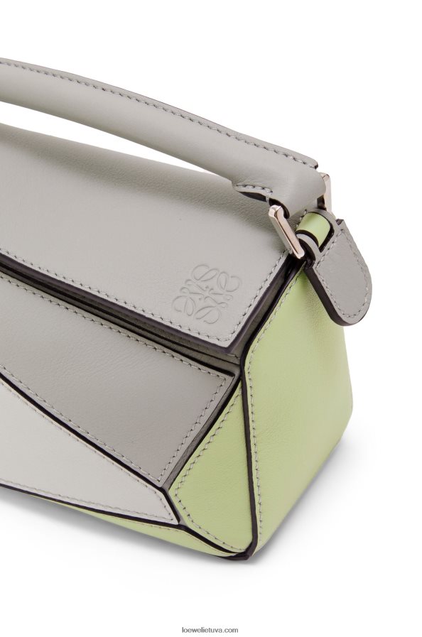 Loewe moterys mini galvosūkių maišelis iš klasikinės blauzdos odos pelenų pilka/šviesiai celadonas BZ26XN257