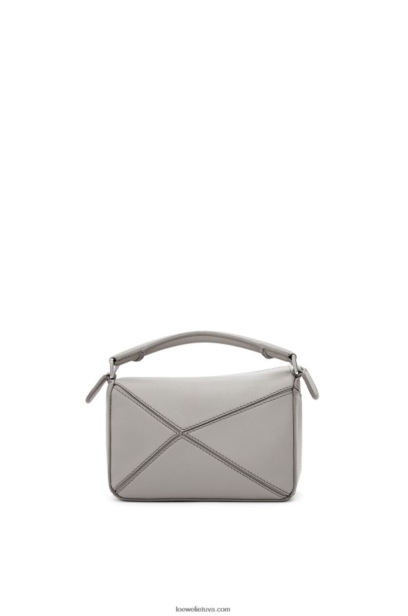 Loewe moterys mini galvosūkių maišelis iš klasikinės blauzdos odos perlų pilka BZ26XN314