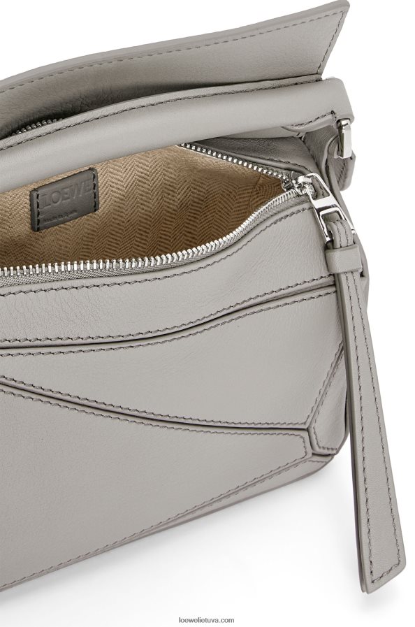 Loewe moterys mini galvosūkių maišelis iš klasikinės blauzdos odos perlų pilka BZ26XN314