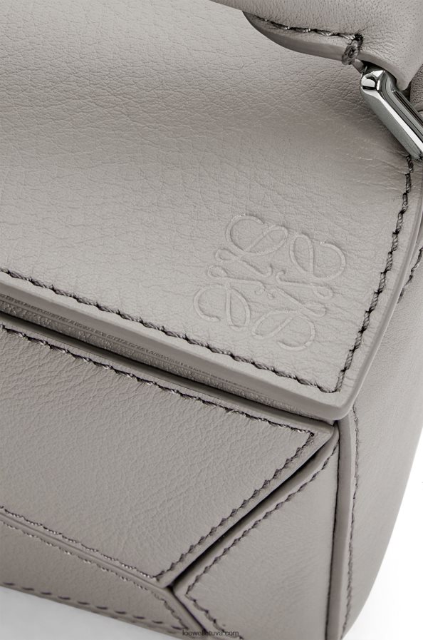 Loewe moterys mini galvosūkių maišelis iš klasikinės blauzdos odos perlų pilka BZ26XN314