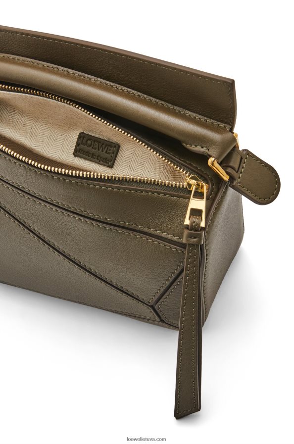 Loewe moterys mini galvosūkių maišelis iš klasikinės blauzdos odos tamsiai chaki žalia BZ26XN202