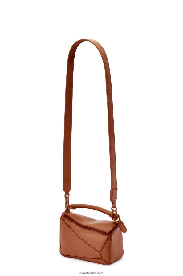 Loewe moterys mini galvosūkių maišelis iš satino veršiuko odos pekano BZ26XN273