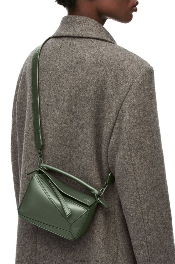 Loewe moterys mini galvosūkių maišelis iš satino veršiuko odos vintažinė chaki BZ26XN270