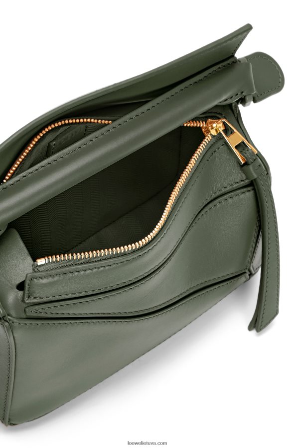 Loewe moterys mini galvosūkių maišelis iš satino veršiuko odos vintažinė chaki BZ26XN270