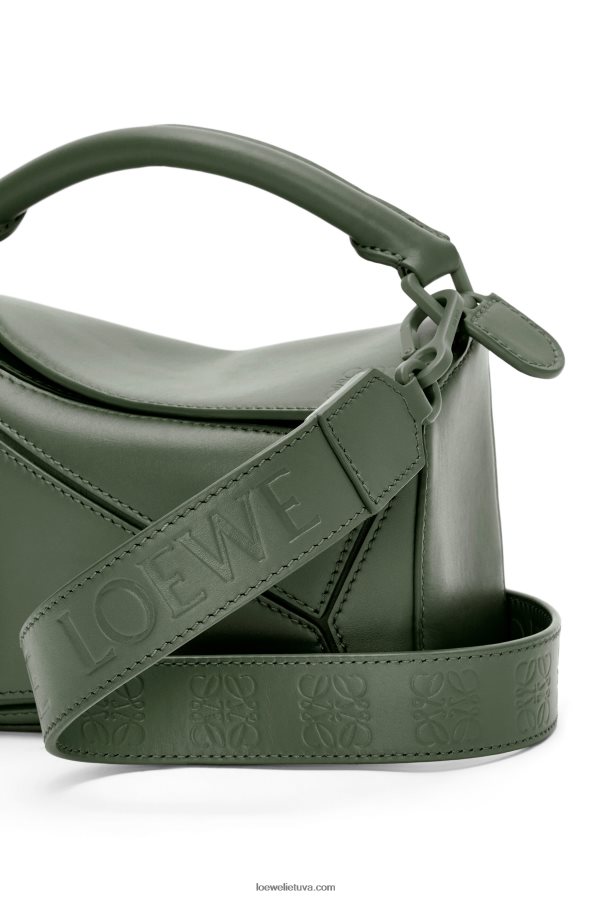 Loewe moterys mini galvosūkių maišelis iš satino veršiuko odos vintažinė chaki BZ26XN270