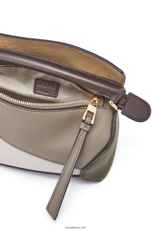 Loewe moterys mini galvosūkio kraštas iš Nappa veršiuko odos lauro žalia/šviesi aviža BZ26XN253