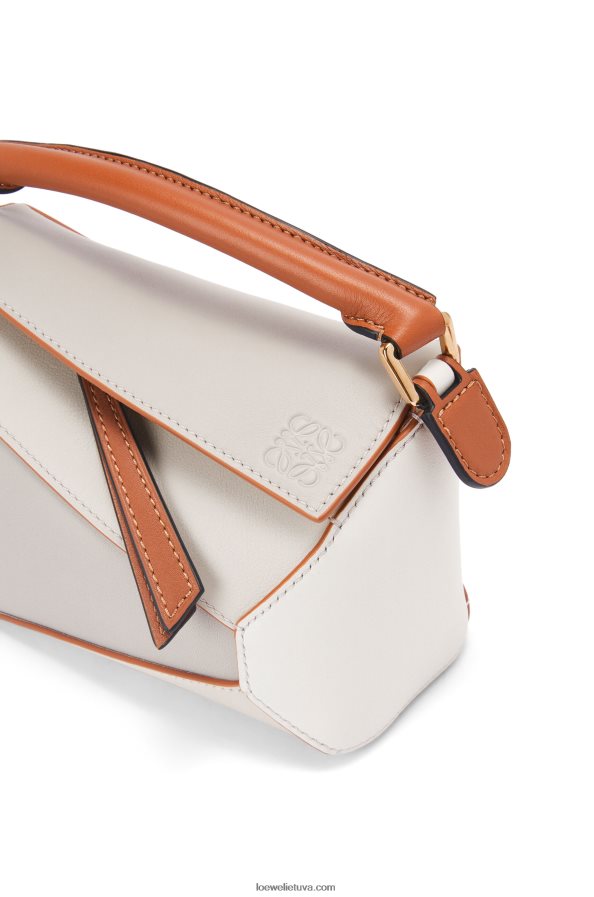 Loewe moterys mini galvosūkio kraštas iš Nappa veršiuko odos vaiduoklis/švelnus baltas BZ26XN258
