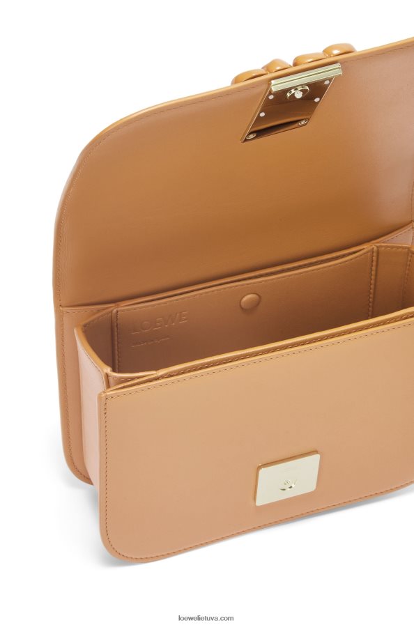Loewe moterys mažas gojos krepšys iš šilkinės veršio odos šilta dykuma BZ26XN455