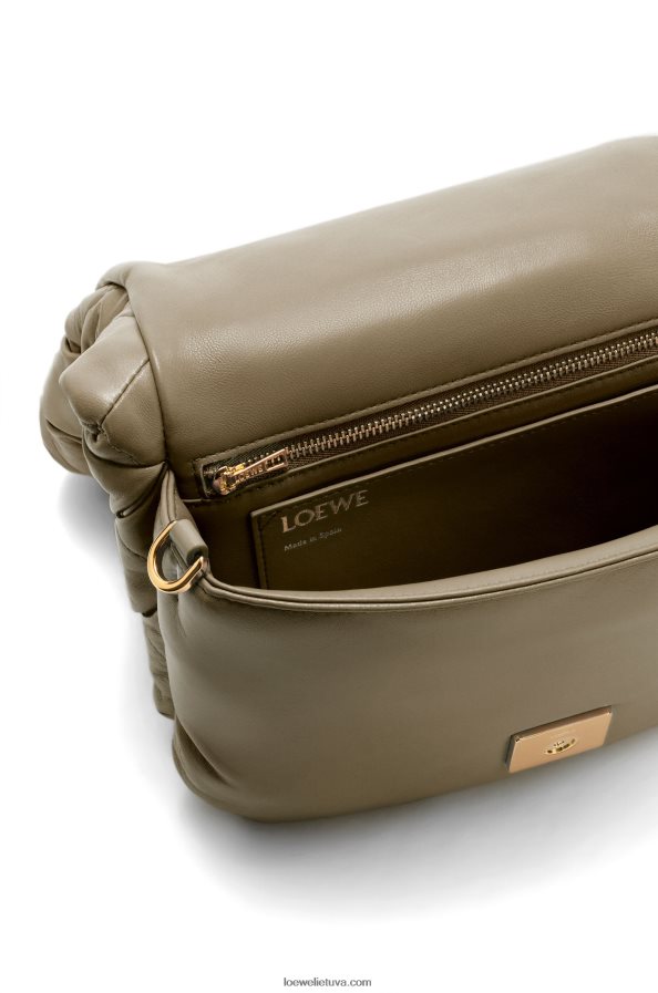 Loewe moterys pūkuotas goja iš klostuoto blizgaus napos ėriuko odos tamsiai chaki žalia BZ26XN382