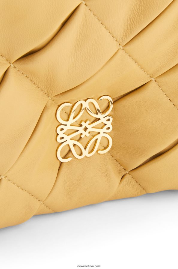 Loewe moterys pūkuotas goja iš klostuoto blizgaus napos ėriuko odos tamsus sviestas BZ26XN381