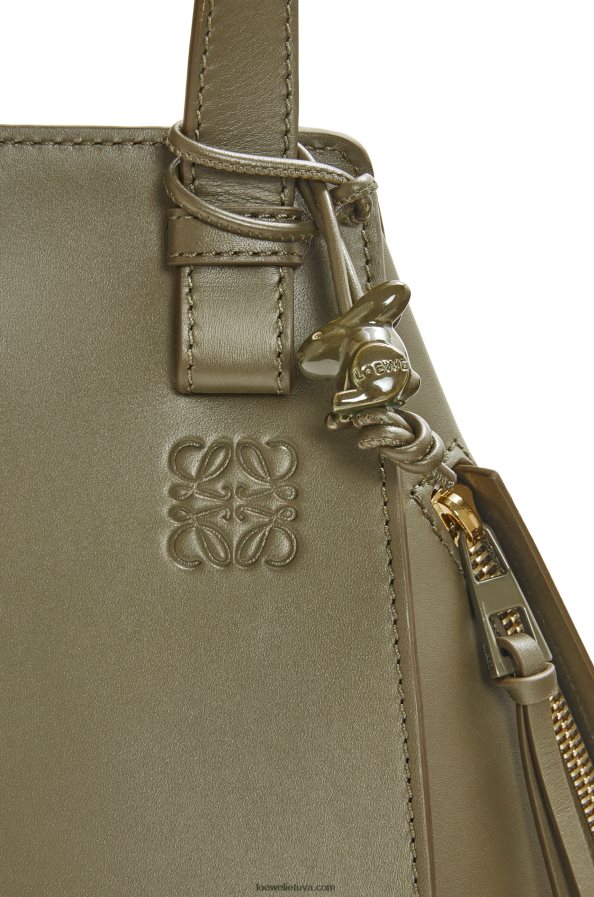 Loewe moterys kompaktiškas hamakas iš satino blauzdos odos arbatos dulkių glajus BZ26XN431
