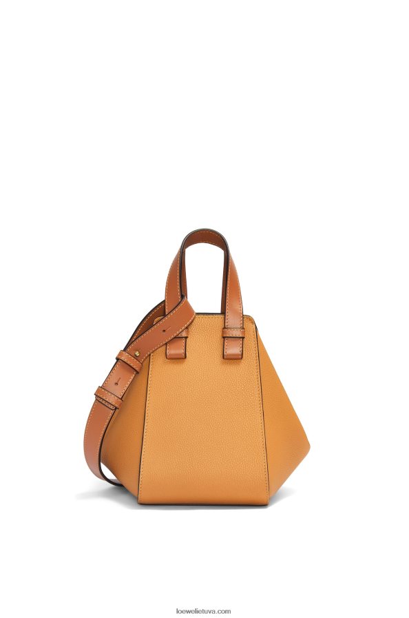 Loewe moterys kompaktiškas hamako krepšys iš minkštos grūdėtos blauzdos odos lengva karamelė BZ26XN407