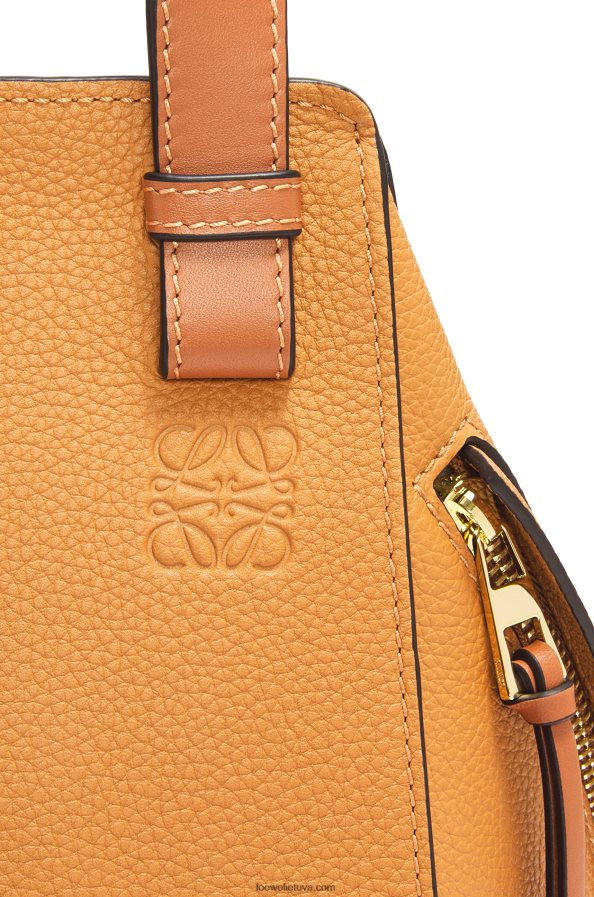 Loewe moterys kompaktiškas hamako krepšys iš minkštos grūdėtos blauzdos odos lengva karamelė BZ26XN407