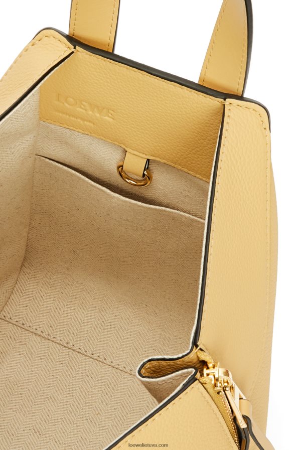 Loewe moterys kompaktiškas hamako krepšys iš minkštos grūdėtos blauzdos odos tamsus sviestas BZ26XN405