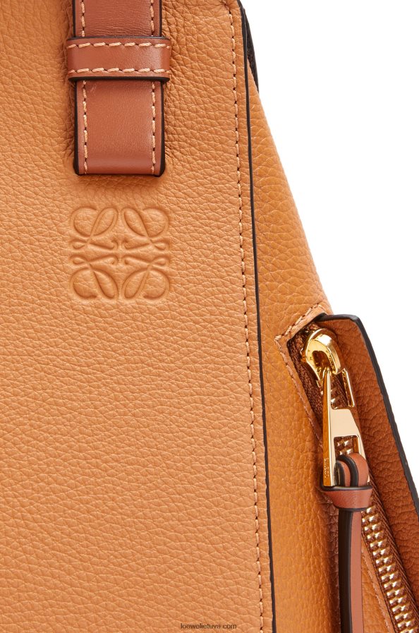 Loewe moterys mažas hamako maišelis iš minkštos grūdėtos veršienos lengva karamelė BZ26XN439