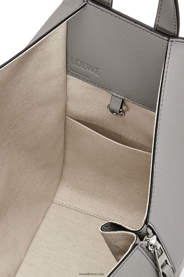 Loewe moterys mažas hamako maišelis iš minkštos grūdėtos veršienos perlų pilka BZ26XN434