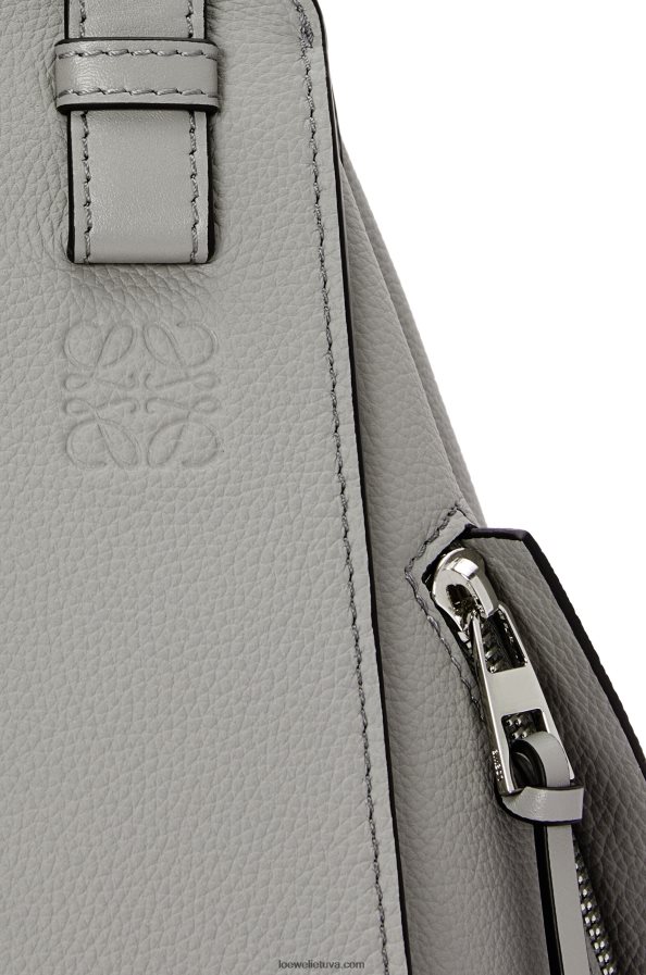 Loewe moterys mažas hamako maišelis iš minkštos grūdėtos veršienos perlų pilka BZ26XN434