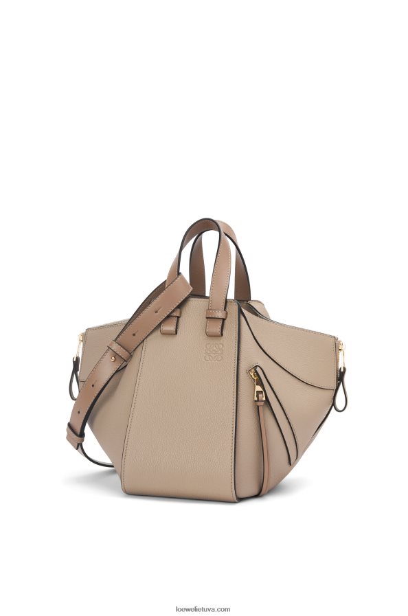 Loewe moterys mažas hamako maišelis iš minkštos grūdėtos veršienos smėlis BZ26XN477