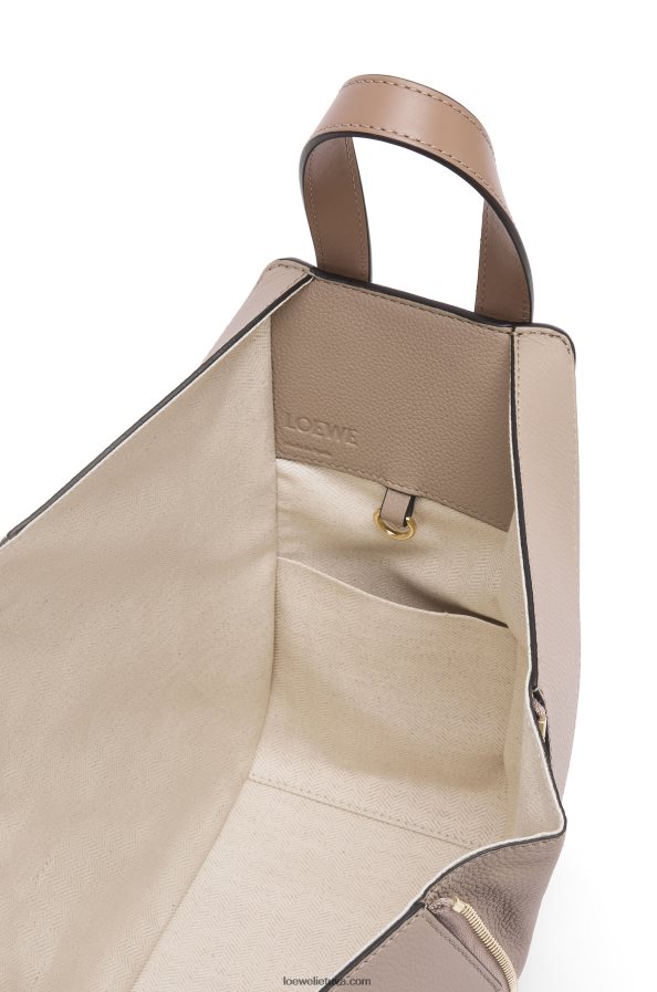 Loewe moterys mažas hamako maišelis iš minkštos grūdėtos veršienos smėlis BZ26XN477