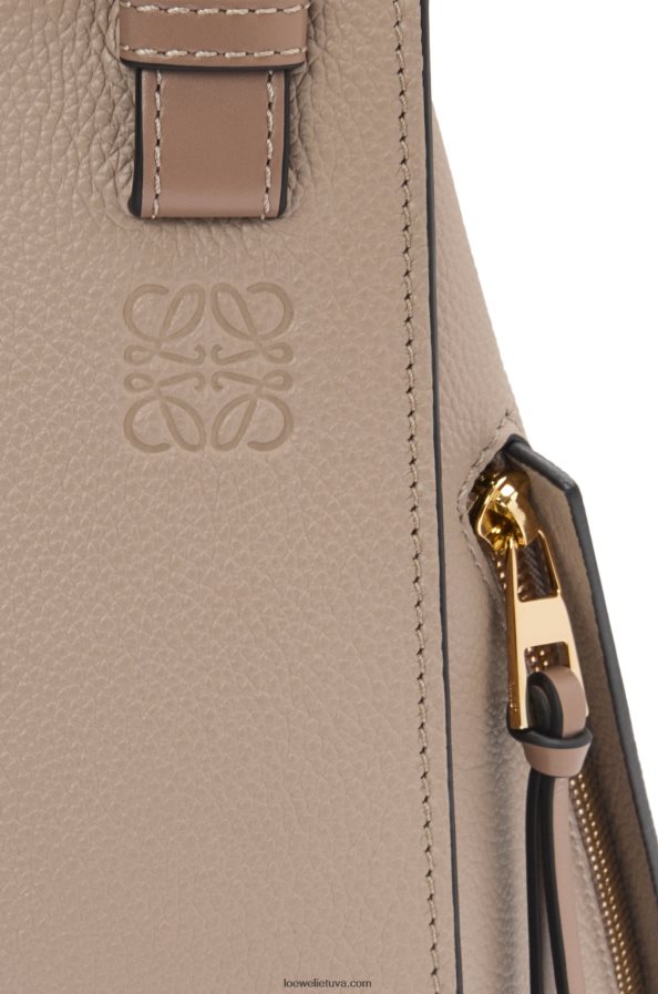 Loewe moterys mažas hamako maišelis iš minkštos grūdėtos veršienos smėlis BZ26XN477
