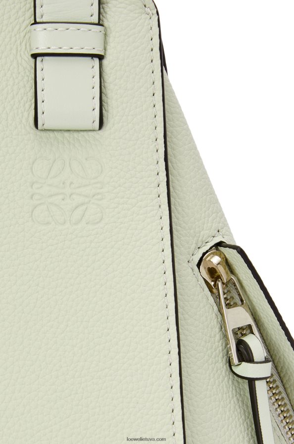 Loewe moterys mažas hamako maišelis iš minkštos grūdėtos veršienos šviesus celadonas BZ26XN370