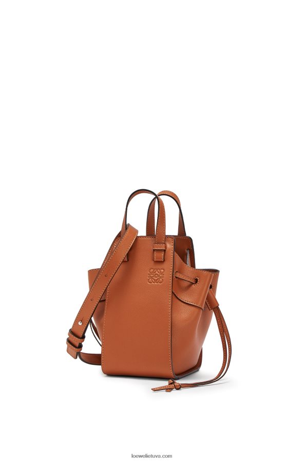 Loewe moterys mini hamako virvelė iš klasikinės blauzdos odos įdegis BZ26XN242