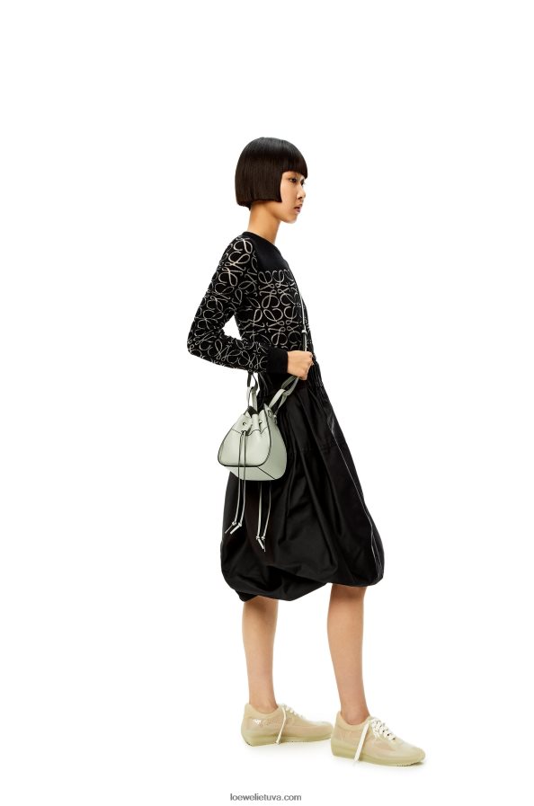 Loewe moterys mini hamako virvelė iš klasikinės blauzdos odos pelenų pilka BZ26XN290