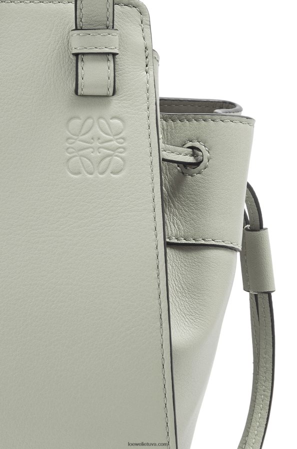 Loewe moterys mini hamako virvelė iš klasikinės blauzdos odos pelenų pilka BZ26XN290