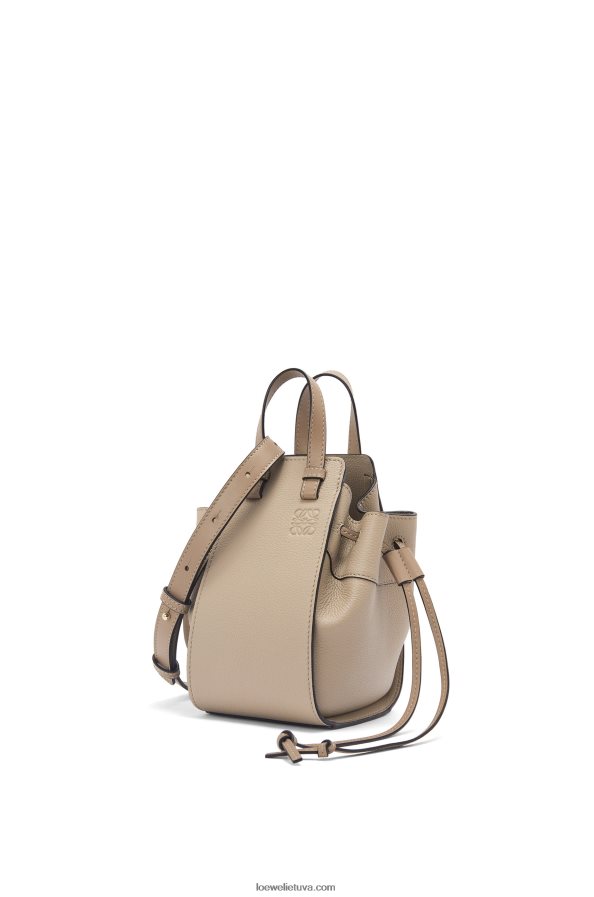 Loewe moterys mini hamako virvelė iš minkštos grūdėtos blauzdos smėlis BZ26XN289