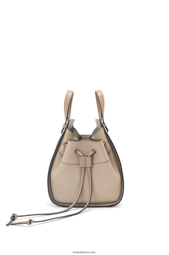 Loewe moterys mini hamako virvelė iš minkštos grūdėtos blauzdos smėlis BZ26XN289