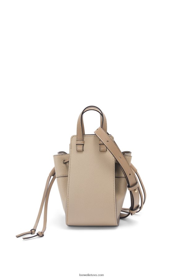 Loewe moterys mini hamako virvelė iš minkštos grūdėtos blauzdos smėlis BZ26XN289