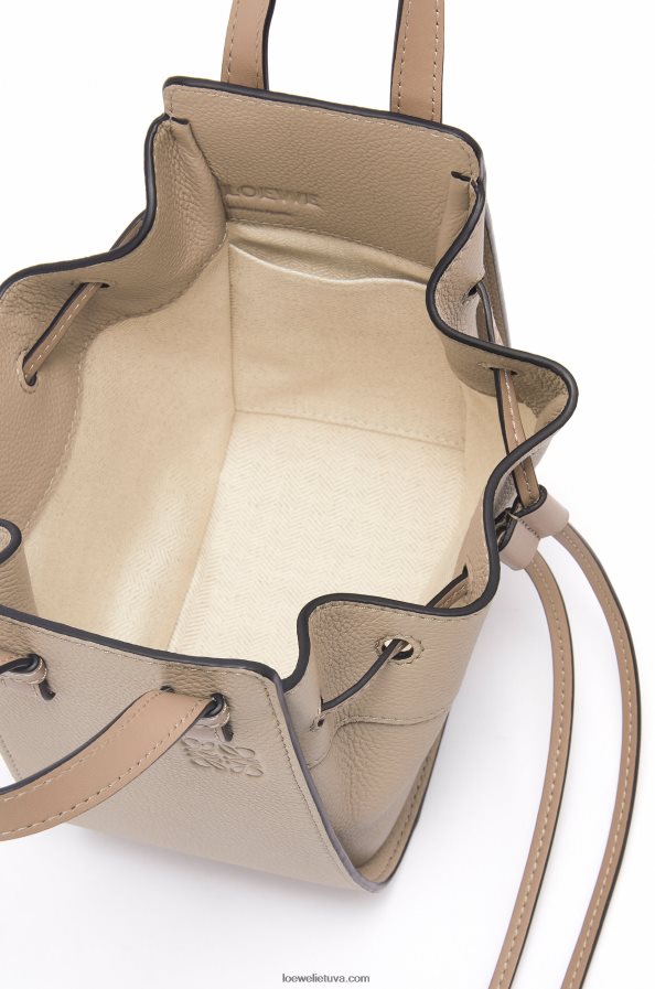 Loewe moterys mini hamako virvelė iš minkštos grūdėtos blauzdos smėlis BZ26XN289