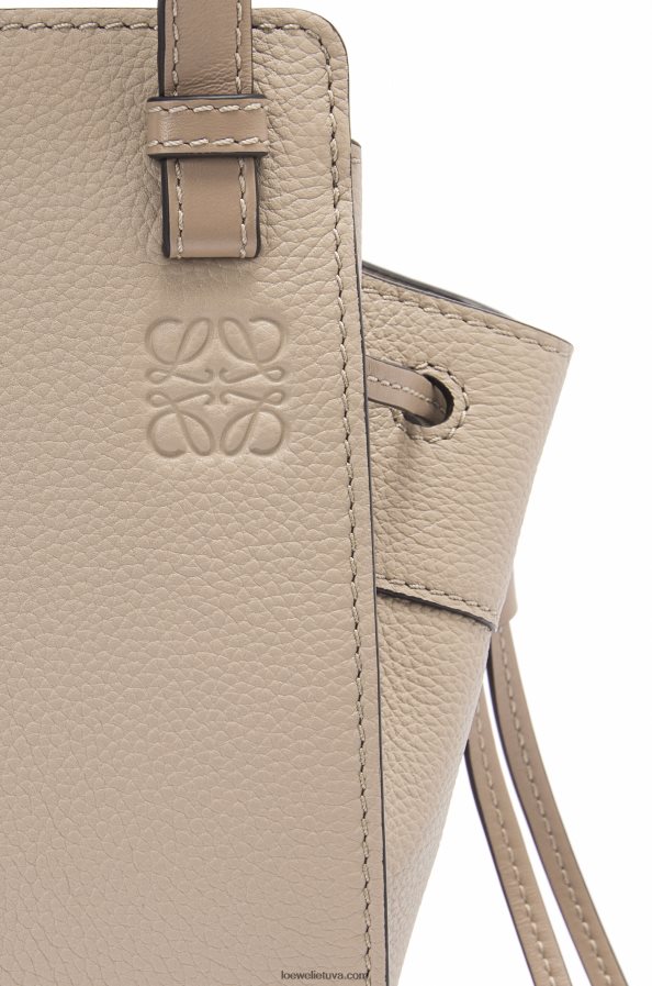 Loewe moterys mini hamako virvelė iš minkštos grūdėtos blauzdos smėlis BZ26XN289